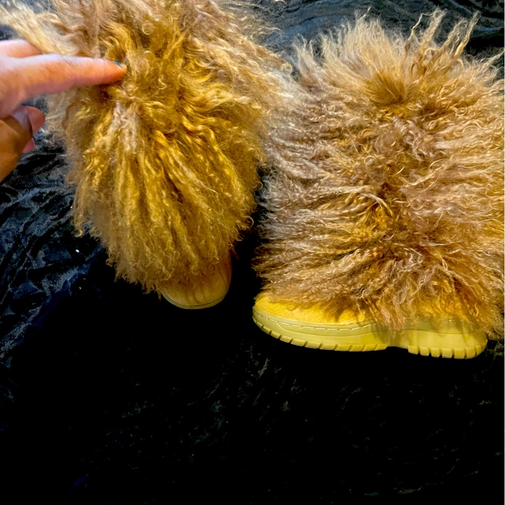 Brand new bear paw size 5 Boeotia boot.